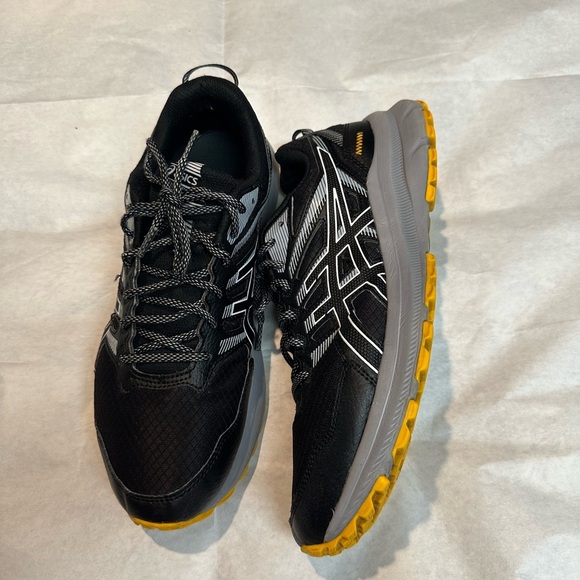 ASICS Black and Gray Sneakers with Yellow Soles - Picture 6 of 11